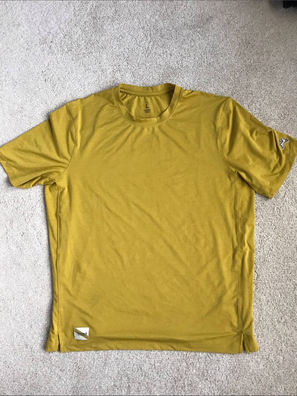 Tracksmith men’s exercise shirt gold large EUC